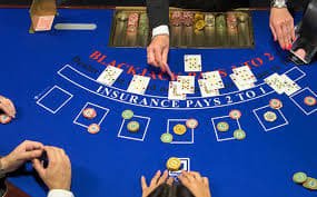 Pengguna mengecek bantuan deposit lewat ponsel